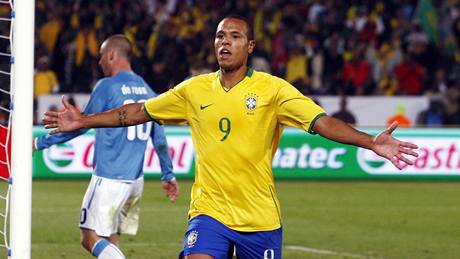 Brazílie - Itálie: brazilský útoník Luis Fabiano oslavuje gól