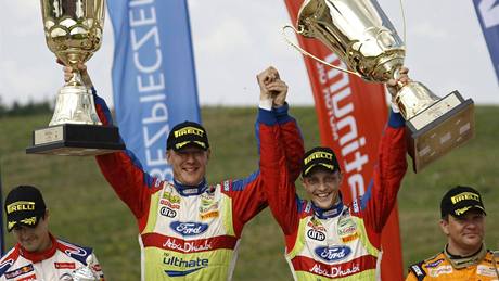 Finský pilot Mikko Hirvonen (vpravo) a jeho spolujezdec Jarmo Lehtinen slaví výhru v Polské rallye