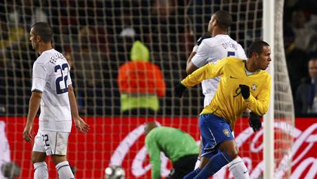 Brazílie- USA, brazilský útoník Luis Fabiano (vpravo) se raduje z gólu