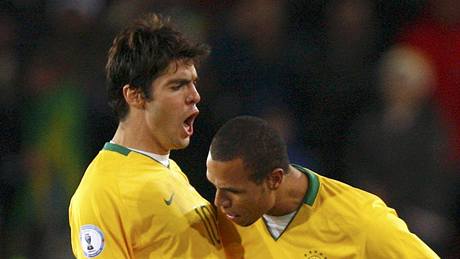 Brazílie- USA, braziltí fotbalisté Kaká (vlevo) a Luis Fabiano se radují z gólu