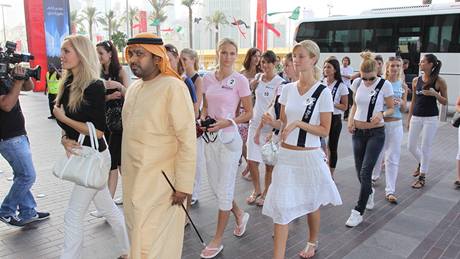 Semifinalistky v ele s Taánou Kuchaovou a místním vysoce postaveným podnikatelem Yousifem Naeematem vstupují do obchodního komplexu Dubai Mall