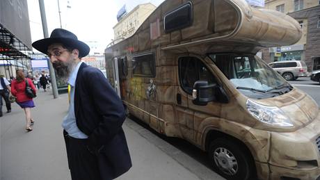 Moskevské ulice brázdí pojízdná synagoga v podob kempingového karavanu