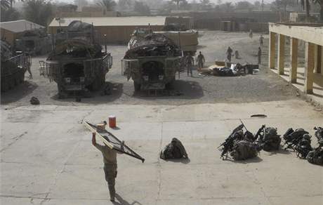 Amerit vojci nakldaj jejich vci v zkladn v Bakub. (30. ervna 2009)