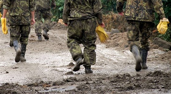 Vojáci odklízejí následky povodní