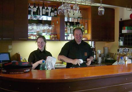 Hanka a Libor si vyzkoueli prci za barem restaurace v Mchenicch.