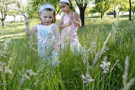Na světlém oblečení je sice případné klíště dobře vidět, stejně ale není úplně ideální nechat děti polonahé běhat ve vysoké trávě.