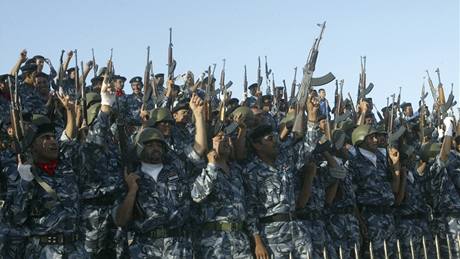 Irátí policisté ve mst Ramadi slaví odchod amerických jednotek z iráckých mst. (30. ervna 2009)