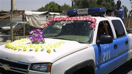 lenové iráckých bezpenostních sloek slaví odchod amerických vojsk z iráckých mst. (30. ervna 2009) 