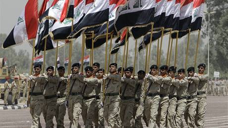 Irátí vojáci pi slavnostním prvodu v Bagdádu na oslavu staení amerických vojsk z iráckých mst (30. ervna 2009)