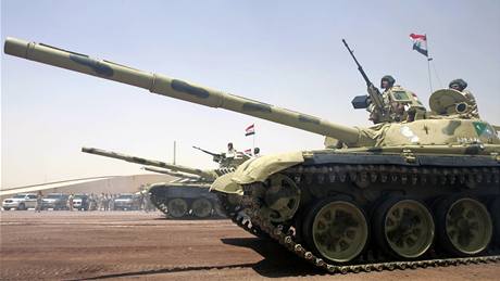 Irácké tanky pi slavnostním prvodu v Bagdádu na oslavu staení amerických vojsk z iráckých mst (30. ervna 2009)