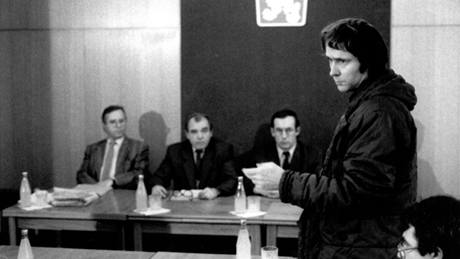 Petr Cibulka "fízlm" tváí v tvá. Tsn po pevratu, v prosinci 1989, probhlo na Krajské správ NB jednání zástupc OF s KS SNB.