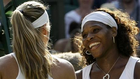 Serena Williamsová (vpravo) po výhe nad Victorií Azarenkovou