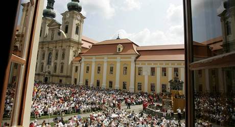 Asi 30 tisíc lidí se zúčastnilo mše, kterou sloužil kardinál Jozef Tomko ve Velehradě na Uherskohradišťsku v rámci Dnů lidi dobré vůle. (5.7.2009)