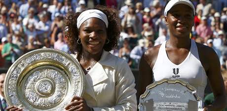 Sestry Serena (vlevo) a Venus Williamsovy dominují v posledním desetiletí Wimbledonu. Bude jejich nadvláda pokraovat i letos?