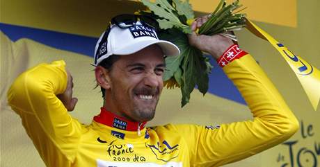 Fabian Cancellara se po vodn asovce na Tour de France oblkl do lutho trikotu