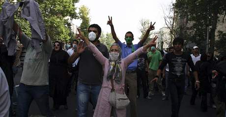 Protestující skandovali slogany proti prezidentovi Mahmúdu Ahmadíneádovi.