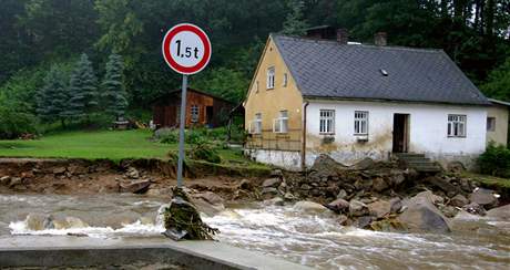 Následky povodní po pívalovém deti z pátku na sobotu v obci Buková (28.ervna 2009)