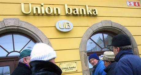 Klienti zkrachoval Union banky ped uzavenou pobokou v Plzni (20. nora 2003)