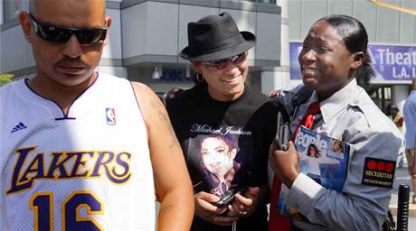 Fanouci Michaela Jacksona ped halou Staples Center v Los Angeles