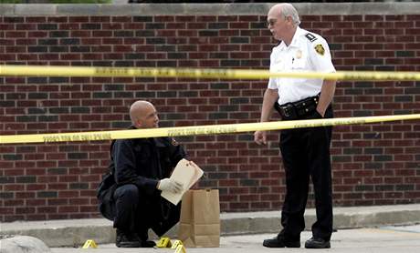 Policisté zajiují u detroitské koly stopy po stelb