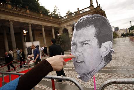 Paprov Antonio Banderas se pijel podvat na charitativn verek Slunenice.