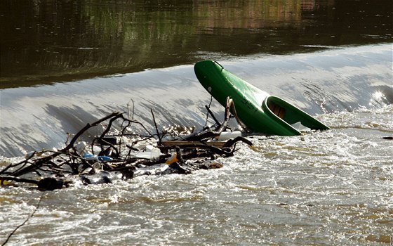 U dva vodáci se nenali po pevrácení loky na jezu. Ilustraní foto.