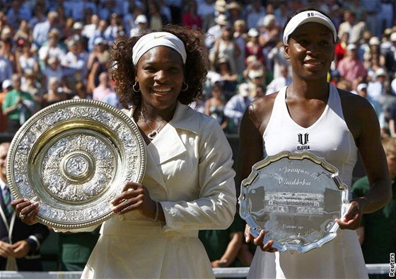 Sestry Serena (vlevo) a Venus Williamsovy dominují v posledním desetiletí Wimbledonu. Bude jejich nadvláda pokraovat i letos?