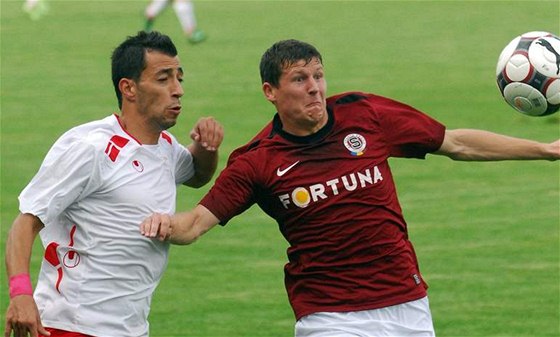Obránce praské Sparty Manuel Pami (vpravo) v zápase s CSKA Sofia.