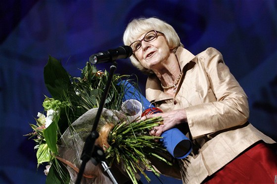 Zahájení 44. roníku filmového festivalu. Eva Zaoralová pevzala cenu od ministra kultury.
