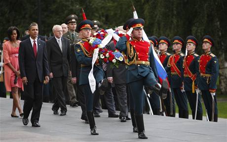 Prezident Obama a jeho ena se v Moskv astn ceremonie kladen vnc u hrobu neznmho vojna. 