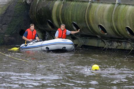 Pátrání po vodákovi z převrženého raftu u jezu ve Strakonicích (7. července 2009)