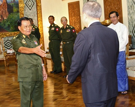 Generl barmsk junty Than wei (vlevo) s generlnm tajemnkem OSN (3.7.2009)