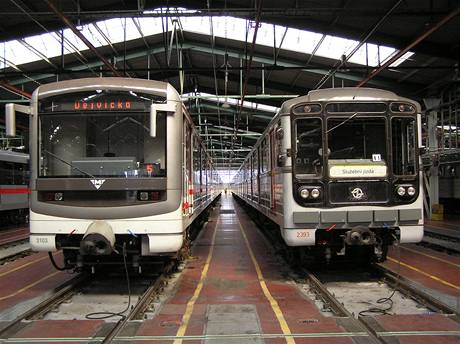 Modernizovaná souprava metra 81-71M a původní sovětská 81-71