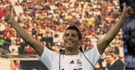 Cristiano Ronaldo se dokal velkolepho pivtn od fanouk Realu Madrid.