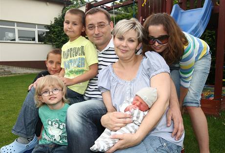Rudolf Blažek s rodinou: manželka Lenka a děti Matěj, Vojta, Jakub, nejmladší Adam a dcera Barbora 