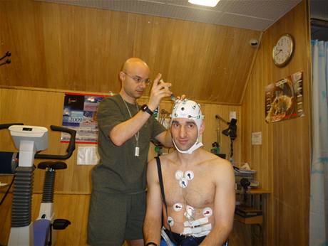 Mars 500 - Oliver Knickel při přípravě na měření aktivity mozku a současně i činnosti srdce a systému krevního oběhu. Pomáhá mu Cyrille Fournier. 