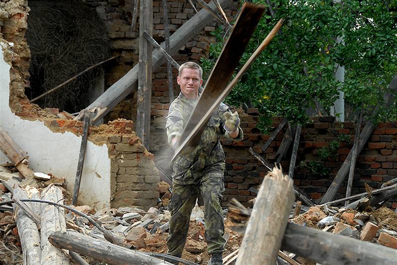 Vojáci demolují domy poniené povodnmi