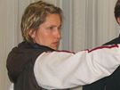 Olympijská medailistka Jelena Rublevská si zkouí stelbu laserovou zbraní