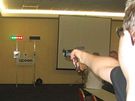 Stelba pistolí s laserovým paprskem