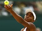 Venus Williamsová servíruje ve finále Wimbledonu