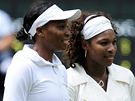 Sestry Venus (vlevo) a Serena Williamsovy ped zaátkem wimbledonského finále