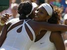 Serena Williamsová (vpravo) se objímá se svojí sestrou Venus, kterou porazila ve finále Wimbledonu