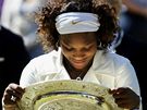 Serena Williamsová s trofejí pro vítze Wimbledonu