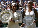 Sestry Serena (vlevo) a Venus Williamsovy po skonení finále Wimbledonu