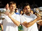 Daniel Nestor (vlevo) a Nenad Zimonji s trofejemi pro vítze Wimbledonu ve tyhe