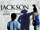 Fanouci Michaela Jacksona se podepisují na vzpomínkovou ze v Los Angeles (7. ervence 2009)