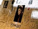 Lidé nechávají vzkazy ped domem Michaela Jacksona (7. ervence 2009)