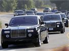 Kolona limuzín Rolls-Royce s pozstalými pijídí na hbitov Forest Lawn v Los Angeles