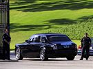 Kolona limuzín Rolls Royce s pozstalými pijídí na hbitov Forest Lawn v Los Angeles