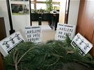 Protestní akce proti kácení strom na Horníkové: Nesehnutí pilo na brnnský odbor ivotního prostedí s vtvemi a transparenty 